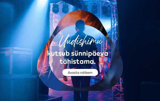 Nahktagis inimene lava taga siniste lavatulede all, millel on logo, kiri „Uudishimu kutsub sünnipäeva tähistama“ ja nupp kirjaga „Avasta rohkem“.