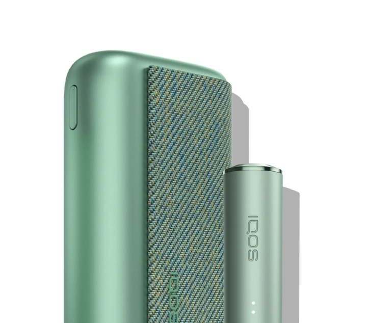 Jade Green IQOS ILUMA PRIME‘i taskulaadija ja hoidja.