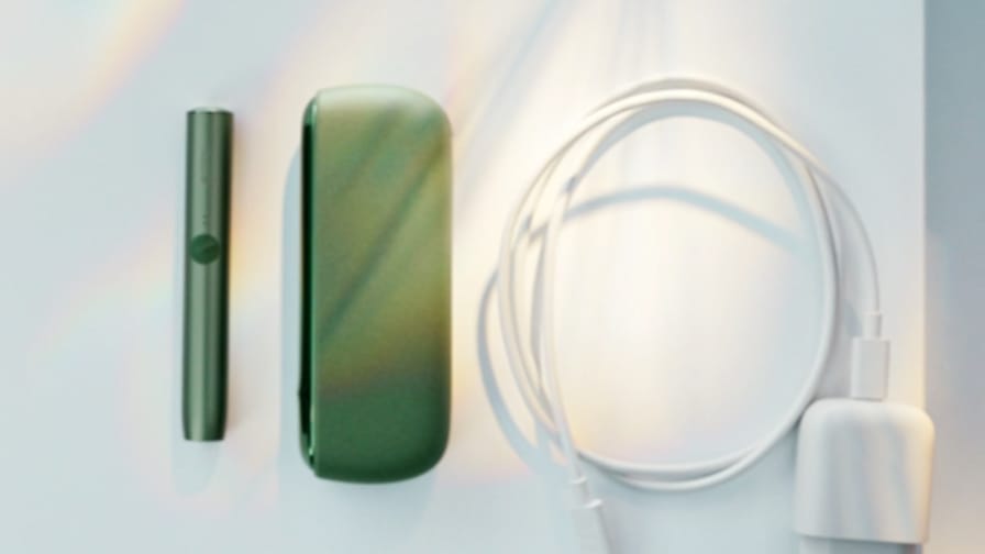 IQOS ILUMA hoidjasse sisestatakse laadimisjuhe.