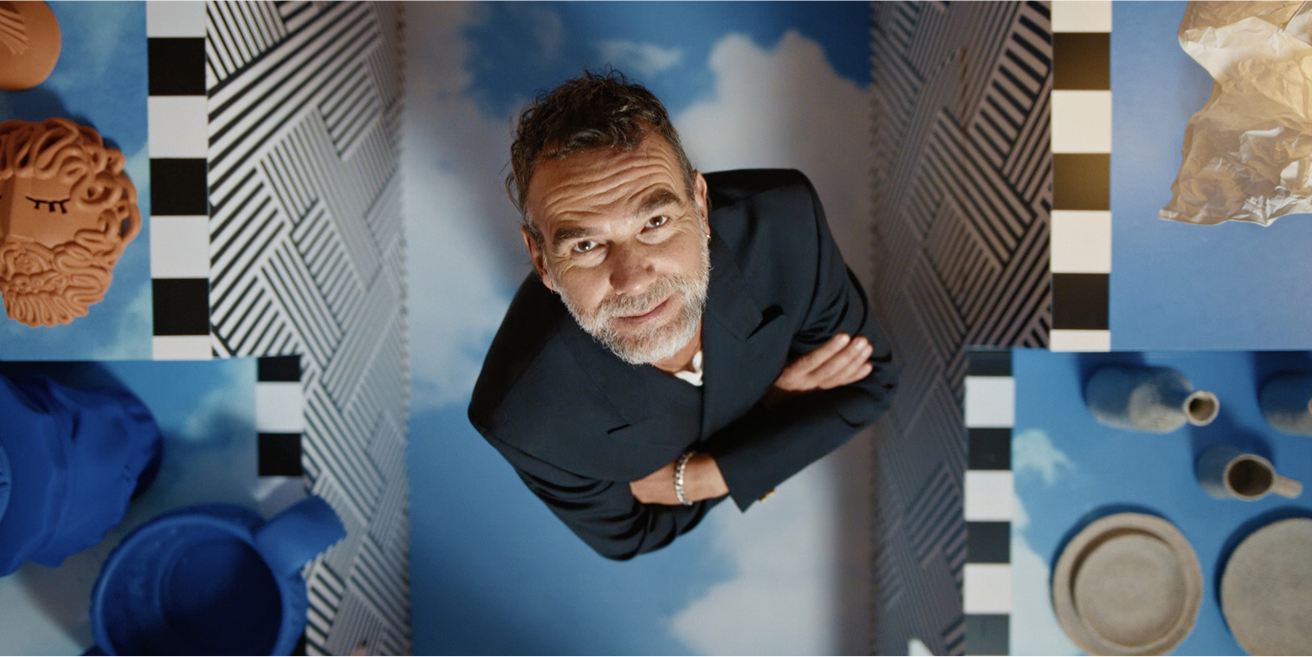 Disainer Stefano Seletti värvilisel taustal ja nupp „Vaata videot“