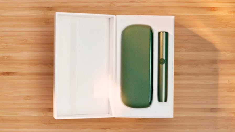 IQOS ILUMA hoidja ja kaasaskantav laadija karbis.