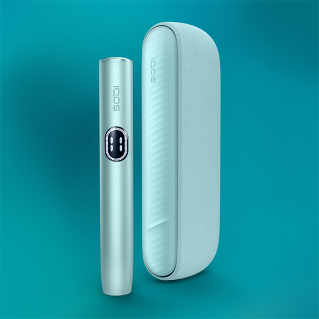 IQOS ILUMA i seade türkiissinisel taustal.