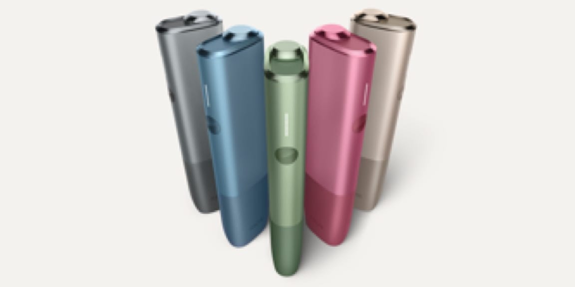 Viis IQOS ILUMA ONE seadet kõikides värvustes seisavad.