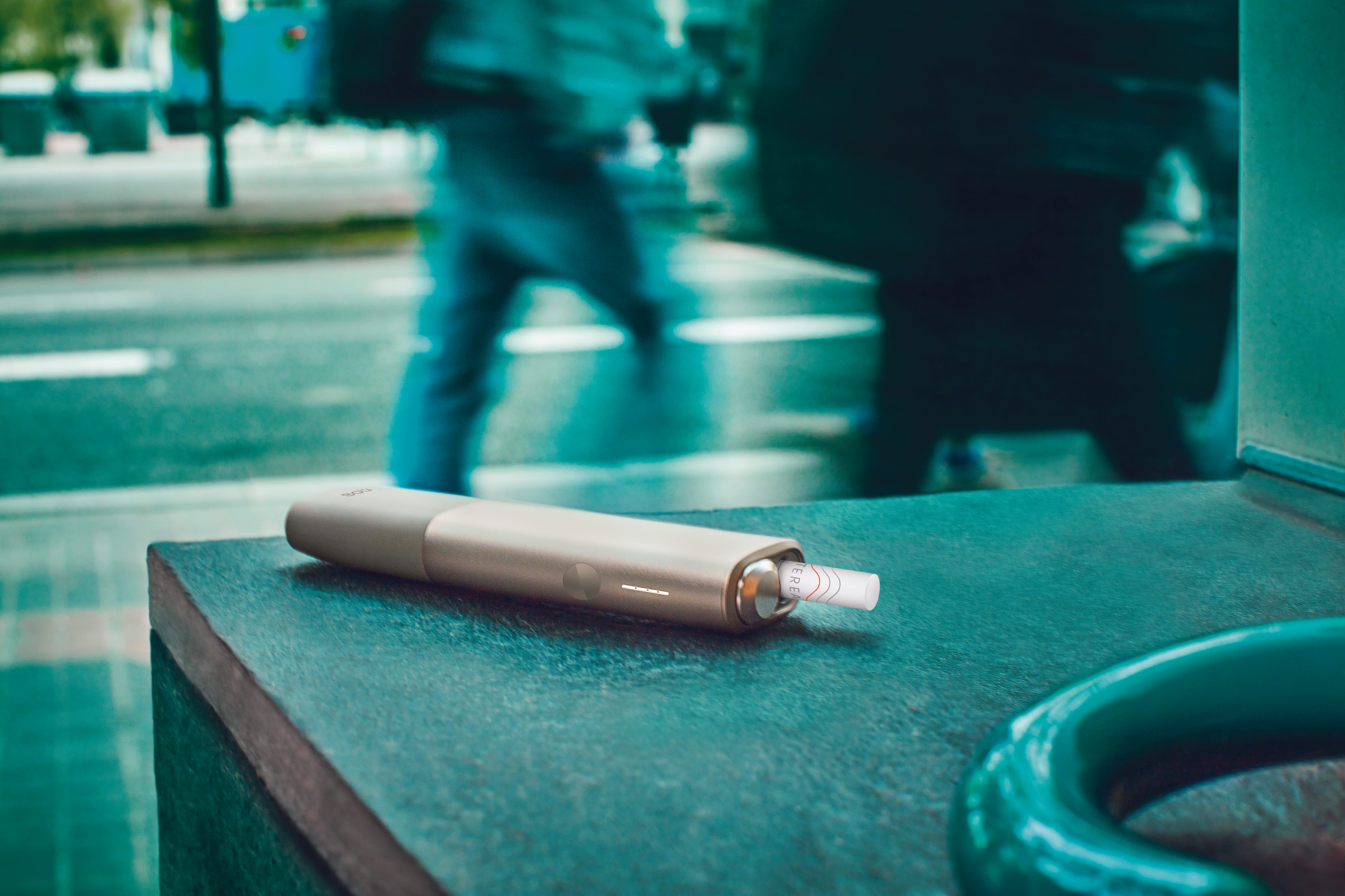 IQOS ILUMA ONE seade tänava taustal