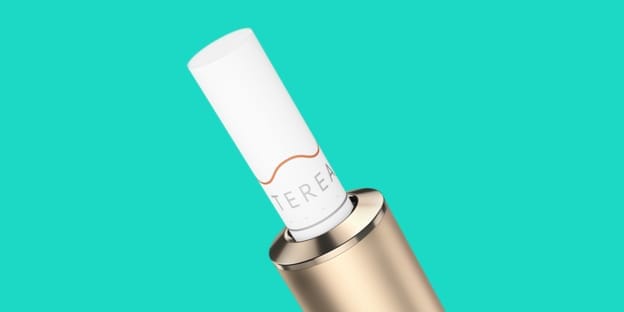 IQOS ILUMA hoidja TEREA-ga  türkiissinisel taustal