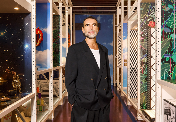 Disainer Stefano Seletti värvikal taustal.