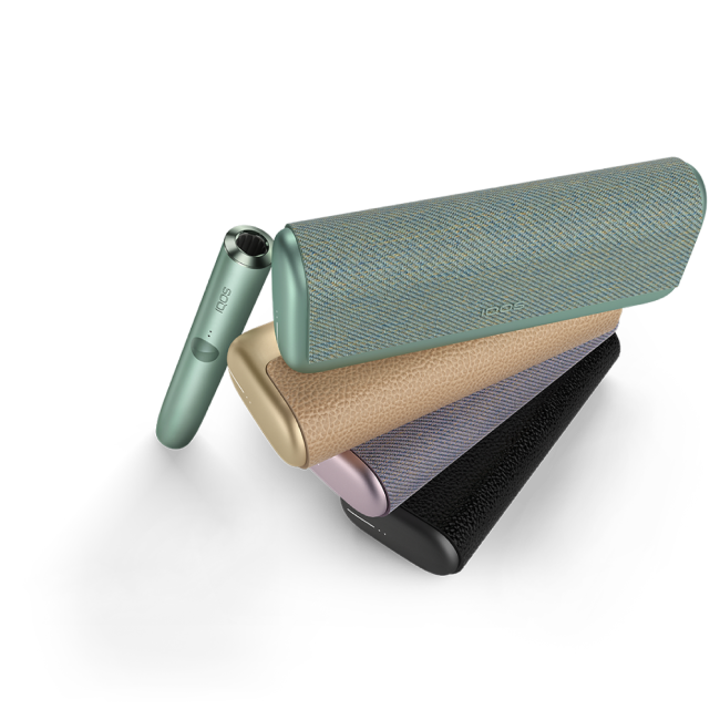 Четыре портативных зарядных устройства IQOS ILUMA и один держатель