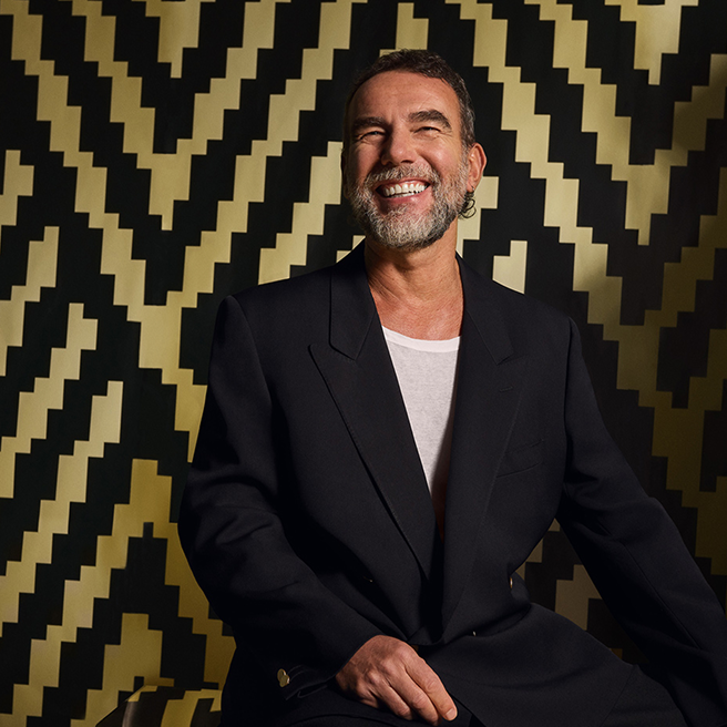 Disainer Stefano Seletti musta ja kuldse taustaga