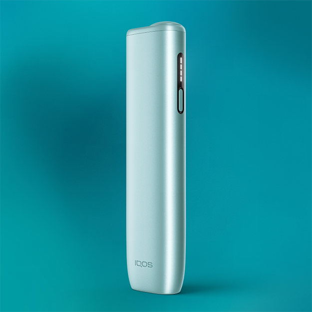 IQOS ILUMA i ONE seade türkiissinisel taustal.