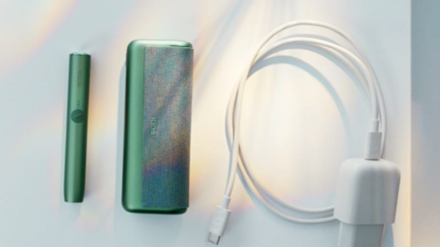 Зарядный кабель вставляется в держатель IQOS ILUMA PRIME.