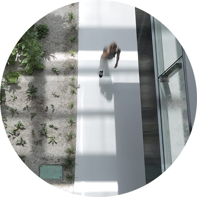 Фотография мужчины, идущего по тропе.