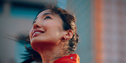 Пара сидит в лодке.