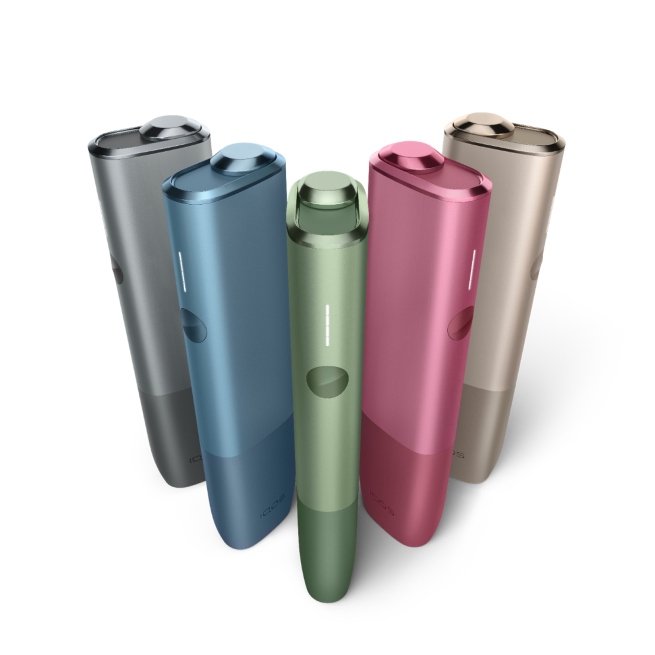 Пять устройств IQOS ILUMA ONE на бирюзовом фоне.