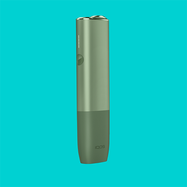 Устройство IQOS ILUMA ONE на бирюзовом фоне.