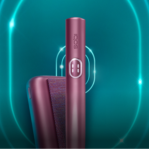 Устройство IQOS ILUMA i PRIME на бирюзовом фоне с блестящими волнами.