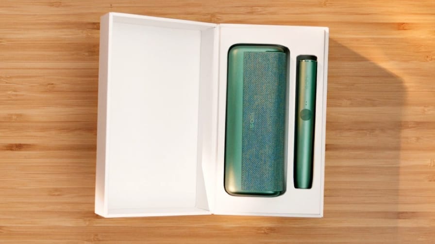 IQOS ILUMA PRIME puidust põrandal.