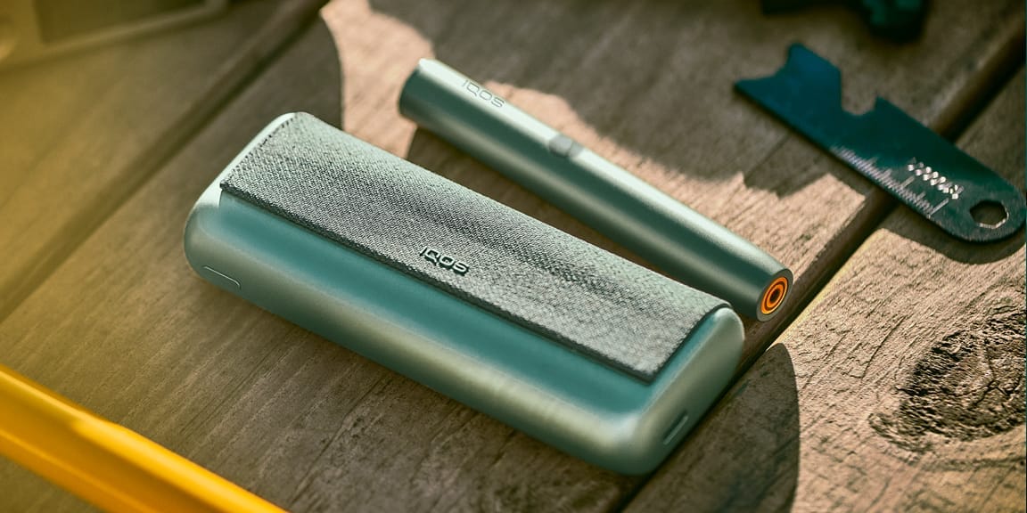 IQOS ILUMA PRIME puidust põrandal.