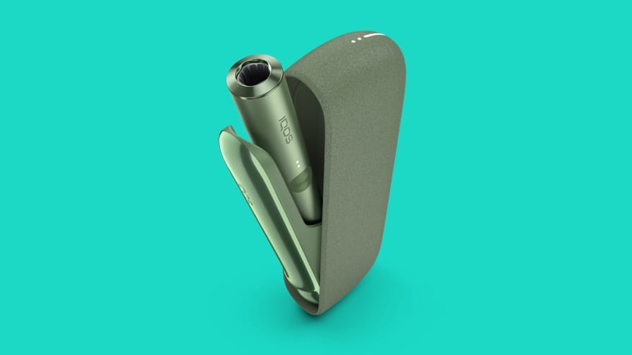 Устройство IQOS ILUMA на бирюзовом фоне